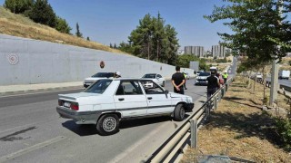 Otomobil bariyerlere çarptı: 2 yaralı