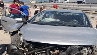 Otomobil bariyerlere ok gibi saplandı: O anlar kamerada