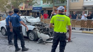 Otomobil belediye otobüsüne çarptı, sürücü ağır yaralandı