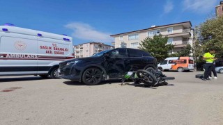 Otomobil ile motosiklet çarpıştı: 1 ağır yaralı