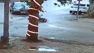 Otomobil ile motosikletin çarpışma anı güvenlik kamerasında