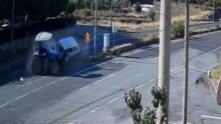 Otomobil ile traktörün çarpıştığı kaza anı güvenlik kamerasına yansıdı