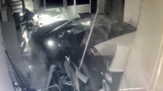 Otomobil, iş yerine girdi: O anlar kameraya yansıdı
