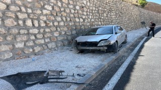 Otomobil istinat duvarına çarptı: 1 yaralı