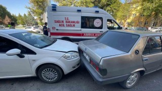 Otomobil park halindeki araçlara çarptı: 3 yaralı
