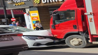 Otomobil park halindeki kamyonete çarptı: 1 yaralı