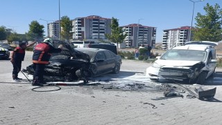 Otomobil ve hafif ticari araç çarpıştı, 1 kişi yaralandı