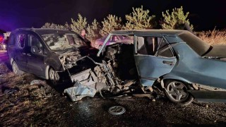 Otomobil ve hafif ticari araç çarpıştı: 1 ölü, 2 yaralı