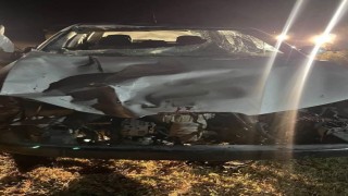 Otomobil yol kenarında yürüyen gençlere çarptı: 1 ölü, 2 yaralı