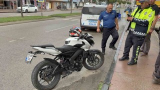 Otomobile çarpan motosiklet sürücüsü yaralandı