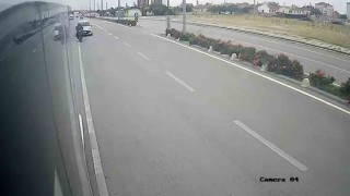 Otomobilin çarptığı elektrikli bisiklet sürücüsü havaya fırladı: O anlar kamerada