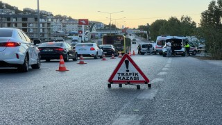 Otomobilin çarptığı genç motosiklet sürücüsü yola savruldu