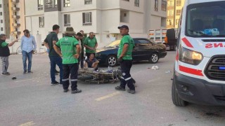 Otomobille çarpışan motosikletin sürücüsü yaralandı