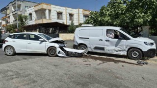 Otomobille hafif ticari araç çarpıştı