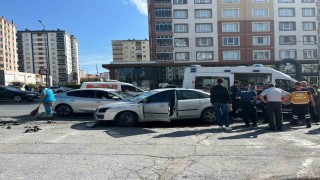 Otomobiller çarpıştı: 2 yaralı