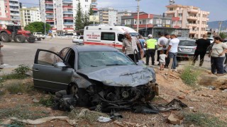 Otomobiller kavşakta çarpıştı: 4 yaralı