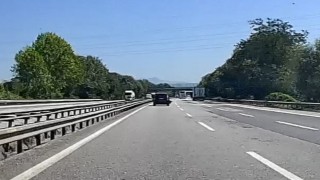 Otoyolda seyreden aracın tamponu koptu: O anlar kamerada