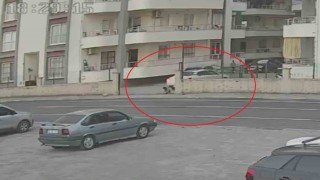 Oyun oynayan 4 yaşındaki çocuk, geri manevra yapan otomobilin altında kaldı