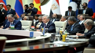 Özbekistan Cumhurbaşkanı Mirziyoyev: Bölgesel projelerin birbiriyle rekabet etmediği, tersine birbirini tamamladığı çok kutupluluğu destekliyoruz