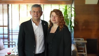 Özgür Özel, geri çevirdiği börek için Canan Uzer ile aynı sofrada buluştu