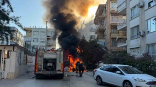 Park halindeyken yanan lüks araç küle döndü