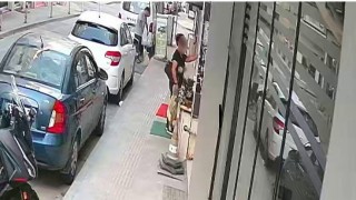 Pastırma hırsızlığı kamerada: Fırın kapısındaki poşeti alıp kayıplara karıştı