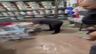 Patlayan şebeke hattı iş yerlerini bastı