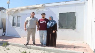 Perdeyle ikiye bölünen 18 metrekarelik konteynerde ders çalışarak tıp fakültesini kazanan depremzede Hasan'ın hayali gerçeğe döndü