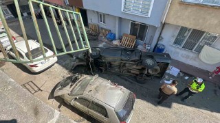 Pikap 5 metreden sokağa uçtu: 2 yaralı