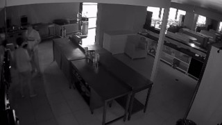 Pişkin hırsızlar kamerada: Hırsızlık için girdikleri kafede sucuklu yumurta yapıp yediler