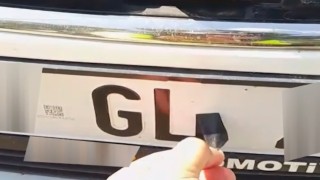 Plakada bant ile yapılan harf değişikliğine 140 bin TL ceza, 30 gün trafikten men