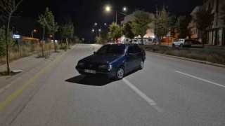 Polis ekiplerince durdurulan sürücü otomobilini terk edip kaçtı