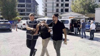 Polis kılığında yaşlı kadını dolandıran 2 şüpheli tutuklandı