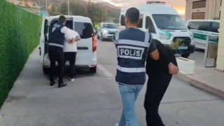 Polis ve savcıyız diyerek kandırdılar, altınlarla kaçarken yakalandılar