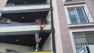 Polisin baskın yaptığı evin balkonundan kaçmaya çalışan uyuşturucu tacirinin o anları kamerada