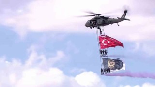 Polislerin yerli helikopterle Türk bayraklı şovu hayran bıraktı