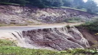 Posofta aşırı yağış sonrası sel meydana geldi, yol çöktü