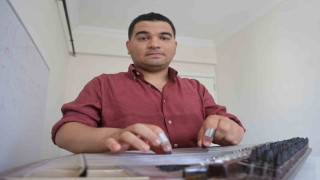 Profesörün Okuma, yazma öğrenemez dediği otizmli Ertuğrul,  tüm engelleri aşarak annesinin 1 yaşında başlattığı eğitimle konservatuardan mezun oldu