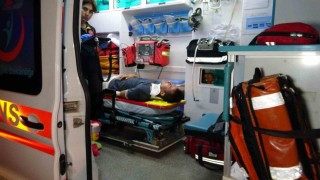 Refüj bordürüne çarpan otomobil takla attı: 2 yaralı