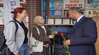 Rektör Akkaya yeni öğrencileri otogarda karşıladı