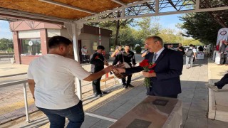 Rektör Prof. Dr. Göktaş öğrencileri çiçeklerle karşıladı
