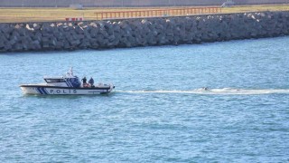 Rize açıklarına acil iniş yapan uçak limana çekildi