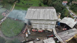 Rize'de çay fabrikasının ambalaj deposunda yangın