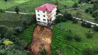 Rize'de korkutan heyelan: "Eşim 'Ev gidiyor' diye beni kaldırdı"
