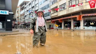 Rize'de Pazar ilçesinde sel suları çekiliyor, iş yerlerinde temizlik çalışmaları başladı