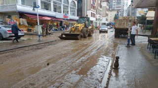Rize'nin Pazar ilçesinde sel suları çekildi, iş yerlerinde temizlik çalışmaları sürüyor