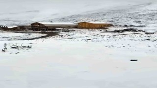 Rizenin yaylalarına Eylülde kış geldi, 3 bin 100 metre yükseklikte bulunan Tahpur Yaylası beyaza büründü
