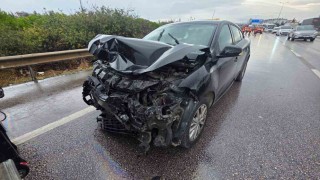 Rüzgar gülü gövdesi taşıyan tıra otomobil arkadan çarptı 4 yaralı