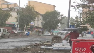Sağanak ve dolu ulaşımı aksattı, tarım arazileri zarar gördü