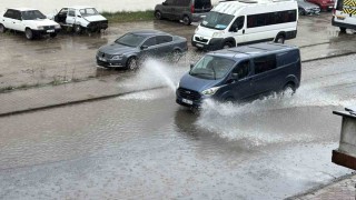 Sağanak yağış yolları gölete çevirdi: Araçlar temkinli ilerledi